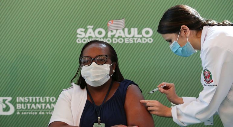 A enfermeira Monica Calazans recebe a primeira dose de vacina contra a Covid-19 no país
