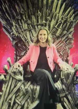 A executiva Monica Pimentel "Targaryen" no conhecido Trono de Ferro de "GoT", presente na festa em SP