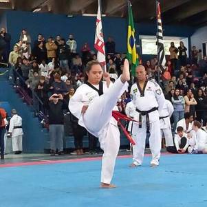 Mônica é instrutora de Taekwondo no Instituto Olga Kos