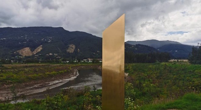 Monólito dourado surgiu nos arredores da cidade de Chía, na Colômbia