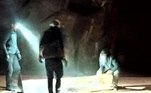 O mistério começa a ser revelado! Um fotógrafo divulgou imagens do que seria um grupo de quatro homens retirando o monolito que apareceu misteriosamente no deserto de Utah, nos EUA