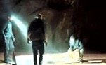 O caso havia sido um total mistério, até um fotógrafo divulgar fotos de quatro homens que foram ao local e quebraram o objeto e o levaram em um carrinho de mão