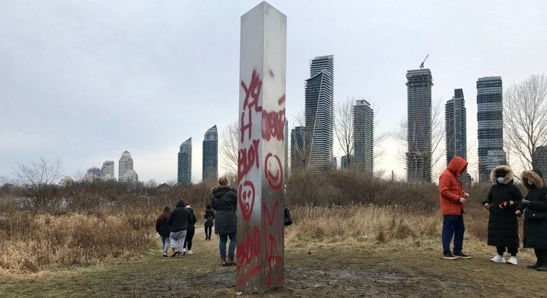 Monólito que surgiu em Toronto na noite de Ano Novo foi vandalizado