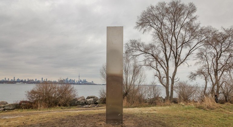 Monólito de Toronto antes de ser vandalizado com tinta vermelha