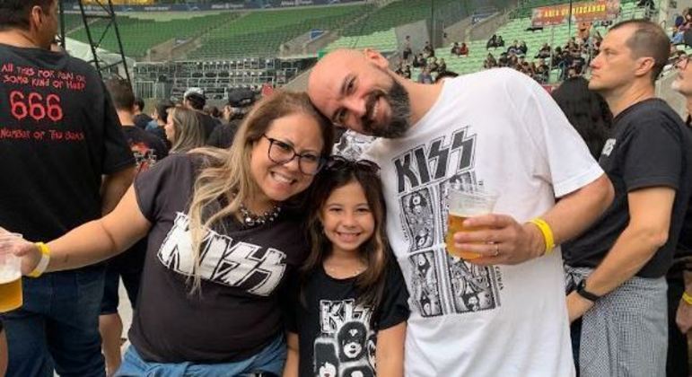 Luciana e Marco levaram a filha Stella em seu segundo show do Kiss