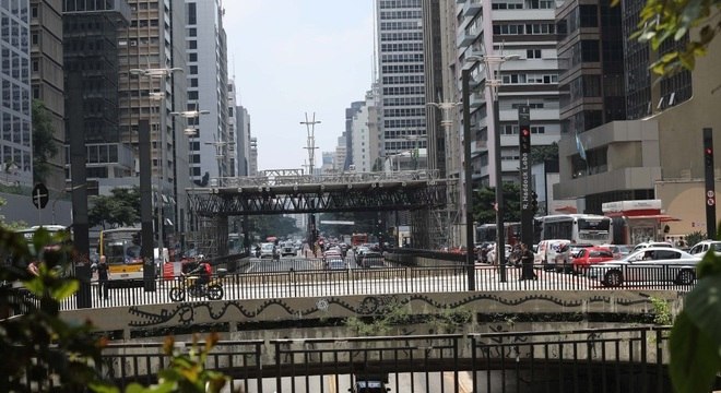 Montagem do palco para a festa do Réveillon na avenida Paulista 