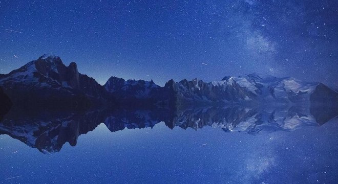 Nosso Universo que flui no tempo futuro pode ter um reflexo perfeito que também se estende na direção contrária do evento que chamamos de Big Bang