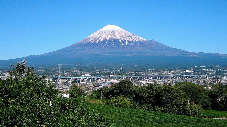 Monte Fuji - É o mais alto do Japão, com 3.776 metros de altitude, e considerado relativamente fácil de escalar. A trilha Yoshida na parte da montanha situada na Província de Yamanashi é a preferida e a que possui o melhor acesso das trilhas de Fuji, com um serviço de ônibus direto desde Tóquio.
