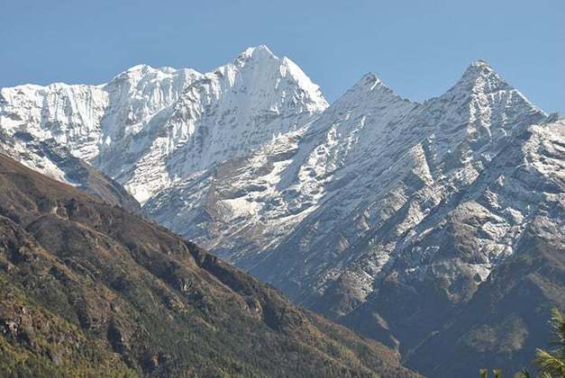 Monte mais alto do mundo, se visto de perto o Everest está longe de ser um território gelado adornado por imensas camadas de neve límpida