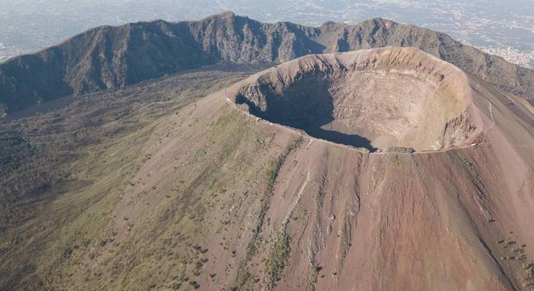 Turista caiu na cratera do monte Vesúvio ao tentar recuperar seu celular, que caiu no local