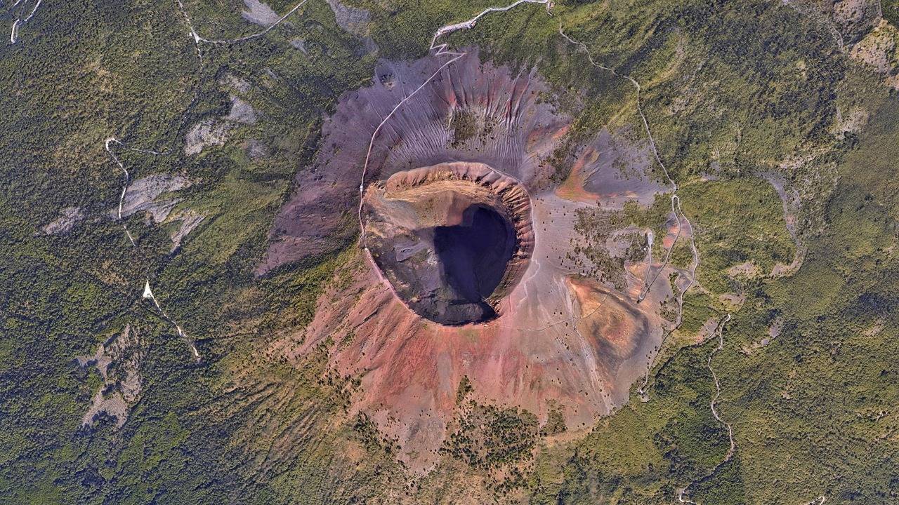 Cratera do monte Vesúvio tem 450 metros de diâmetro e 300 metros de profundidade