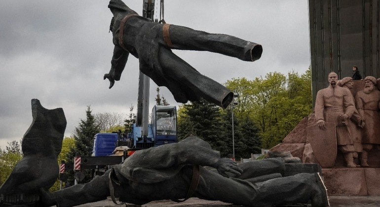 Destruição do monumento foi aplaudida por ucranianos que presenciavam o momento