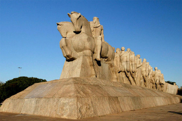 Monumento às Bandeiras - A escultura gigante, feita por Victor Brecheret, faz uma homenagem aos bandeirantes dos séculos XVII e XVIII. Fica no Parque do Ibirapuera e foi inaugurada em 1954, no aniversário de 400 anos da cidade de São Paulo.