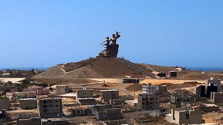 Monumento da Renascença Africana (Senegal) - 49m - Fica na cidade de Dakar. Feita de bronze. Construída em 2008. 