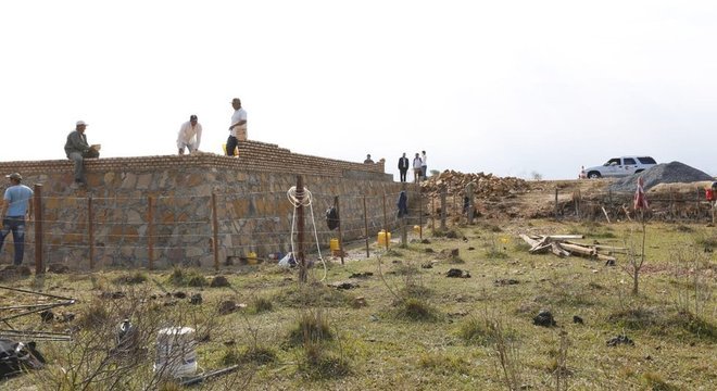 Monumento em 'honra aos heris da ptria, os meninos mrtires de Acosta u' durante sua construo