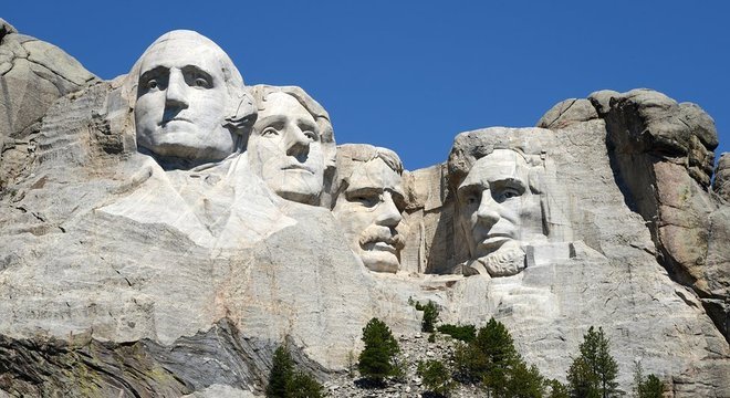 O Monumento Nacional do Monte Rushmore é uma escultura entalhada entre 1927 e 1941 em uma montanha de granito localizada em Keystone, Dakota do Sul, com rostos de 18 metros de altura dos presidentes americanos George Washington, Thomas Jefferson, Theodore Roosevelt e Abraham. Lincoln