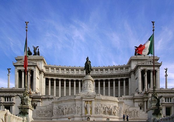 Monumento Vittoriano - Criado em honra de Vitor Emanuel II, primeiro rei da Itália unificada e considerado o pai da pátria. Feito de puro mármore branco, tem uma escadaria majestosa e colunas coríntias. Na base do monumento fica o Museu da Unificação Italiana.