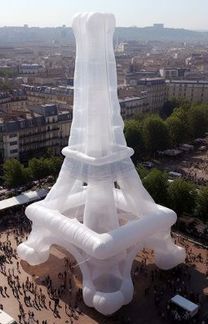 Artista transforma monumentos famosos em objetos infláveis (Reprodução/Instagram)