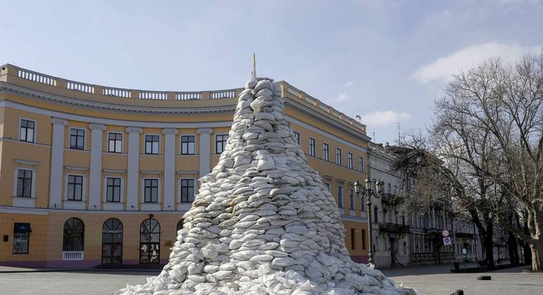 Monumentos são cobertos por sacos de areia para evitar que sejam destruídos pelos bombardeios em Odessa