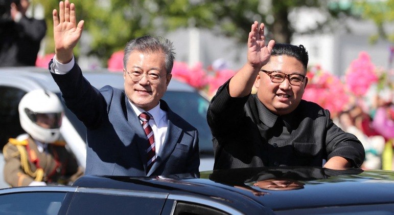 Moon Jae-in (à esquerda) e Kim Jung-un, juntos em setembro de 2018