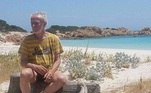 Este é Mauro Morandi, um senhor que por 32 anos morou solitário na pequena ilha de Budelli, perto da Sardenha. Por todo esse tempo de solidão, ele foi apelidado de 