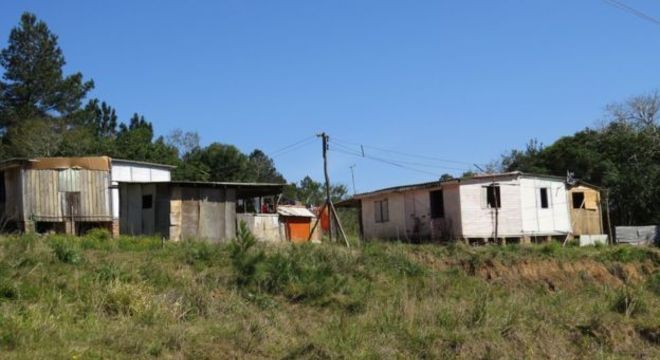 Moradias provisórias da aldeia Polidoro