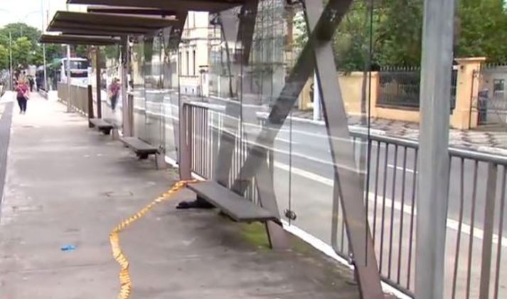 Um homem em situação de rua morreu eletrocutado depois de ter encostado em um poste na avenida Rio Branco, no centro de São Paulo, em 2020. Kaique, de 22 anos, morava havia três anos nas ruas da cidade. Ele tentava se proteger da chuva quando segurou em um poste para pular uma grade e se abrigar no ponto de ônibus. O poste estava energizado, e Kaique recebeu uma descarga elétrica. O jovem morreu na hora