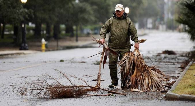 Morador limpa rua em Charleston, Carolina do Sul, após passagem do furacão Ian