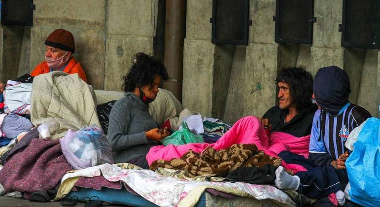 Pessoas em situação de rua enfrentam o frio no centro de São Paulo