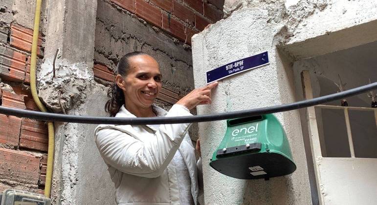 Alexandra Silva é uma das primeiras moradoras de Paraisópolis a receber a placa do Google