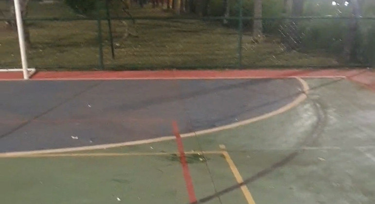 A quadra esportiva ficou suja com ovos e cacos de vidro
