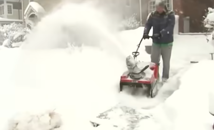 Moradores de áreas frias já são treinados para casos de emergência envolvendo nevascas, que costumam juntar a queda de neve com vendavais fortes e gelados.  