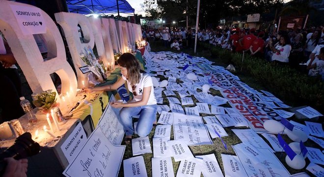 Moradores de Brumadinho acendem velas em letreiro da cidade