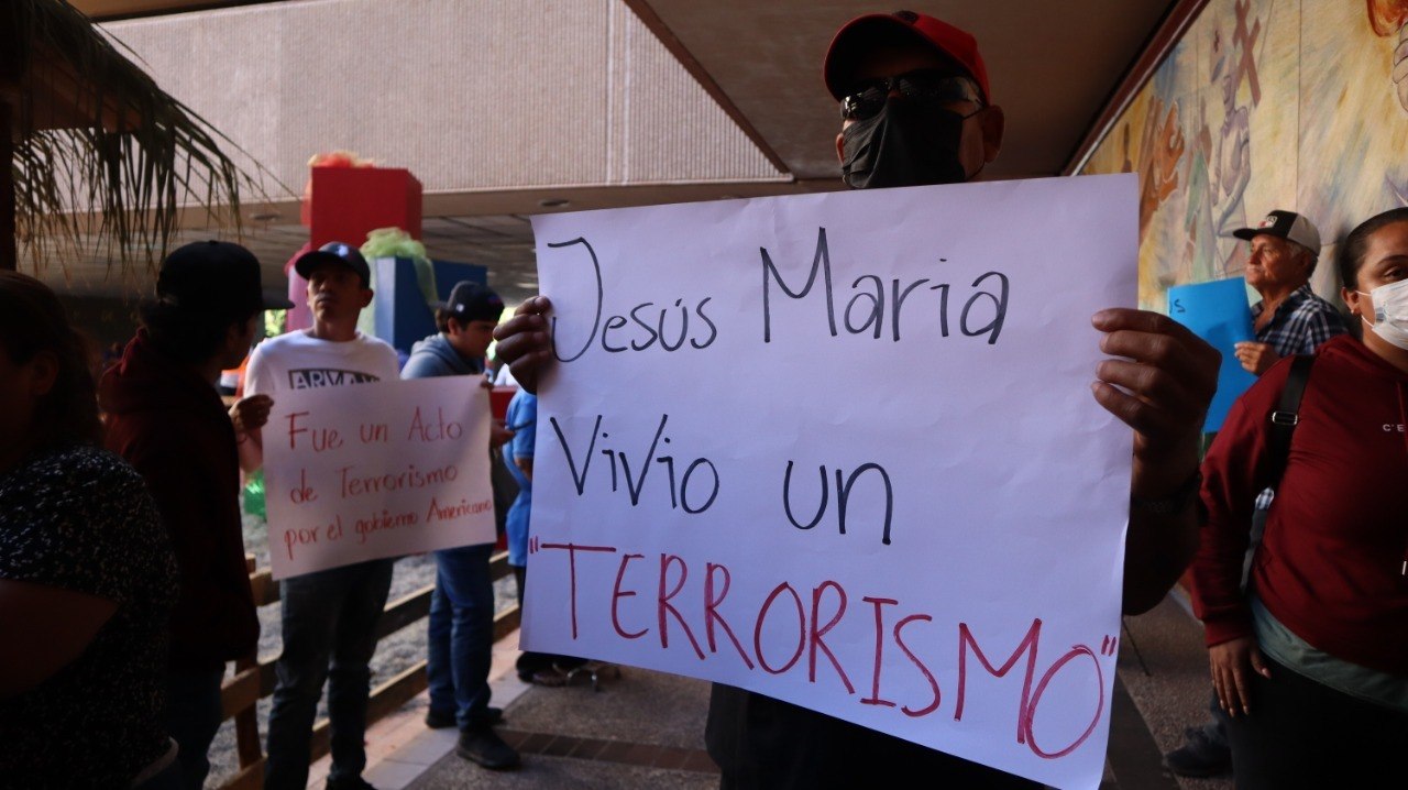 Moradores de Jesús María em protesto contra ações militares após prisão de líder do Cartel de Sinaloa (André Cunha/RecordV)