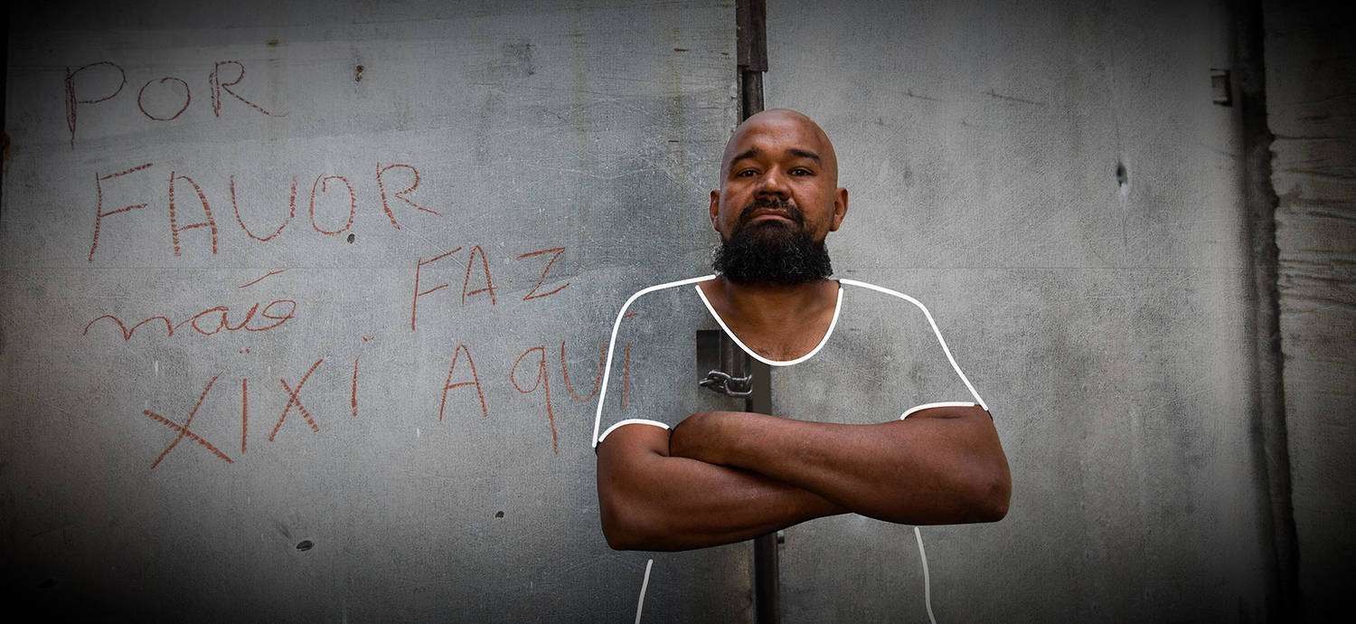 Fernando divide com seis colegas o espaço de um galpão embaixo de um viaduto (Arte R7)