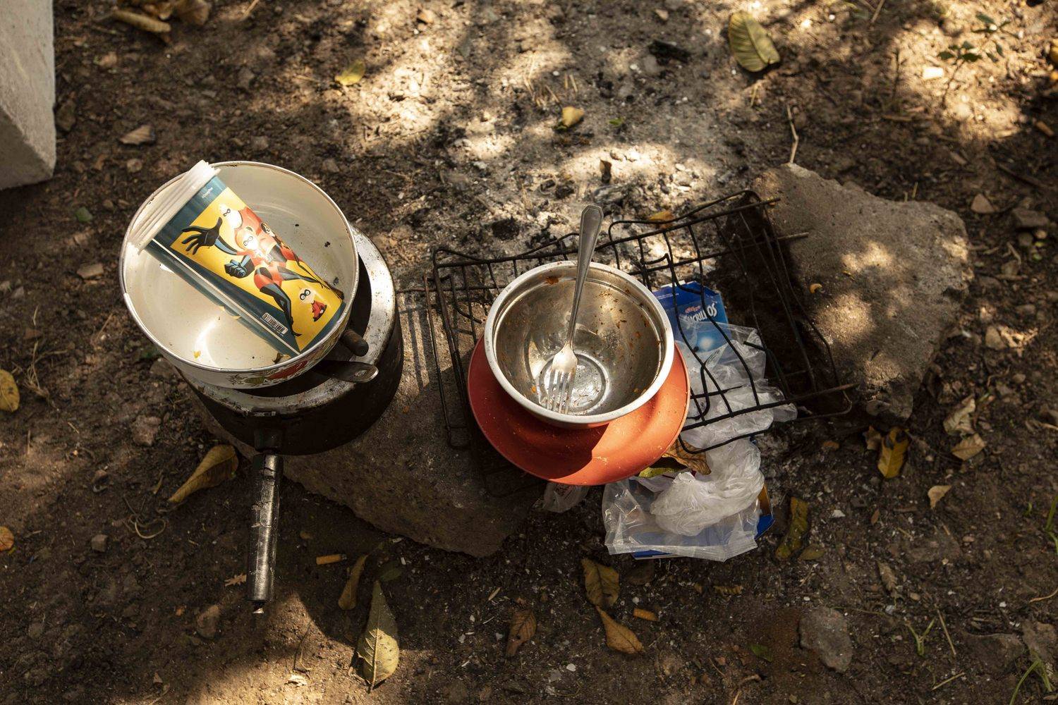 Manter os (poucos) pertences é o maior desafio para quem mora na rua (Edu Garcia)