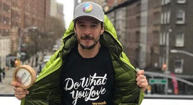 Lucas Brant exibe o prêmio Creator Awards (Divulgação/SP/Instituto Ninho Social)