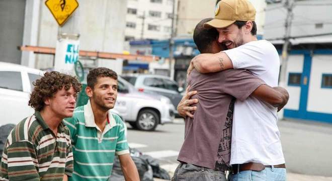 Lucas Brant: um abraço no bairro de Campos Elíseos (Divulgação/SP/Instituto Ninho Social)