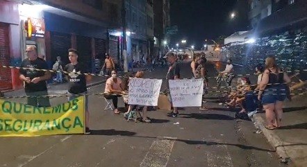 Moradores de rua próxima à Cracolândia fizeram manifestação contra presença de fluxo de usuários de drogas