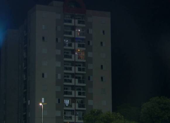 Moradores de um prédio em frente começaram a piscar as luzes dos apartamentos (quatro ao todo) em sinal de apoio. 