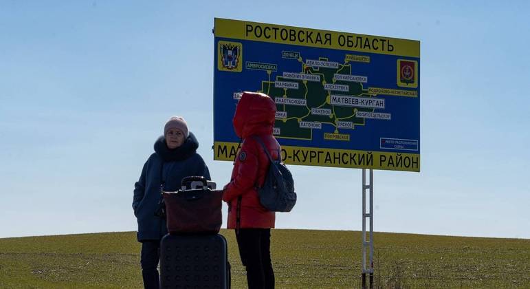Moradores evacuam área separatista da Ucrânia com medo de novos conflitos