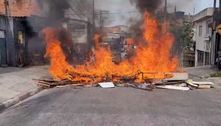 Moradores ateiam fogo em objetos durante protesto contra falta de água na Grande SP