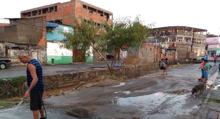 Moradores retiram lama das ruas do Jardim Irene, na zona sul de São Paulo