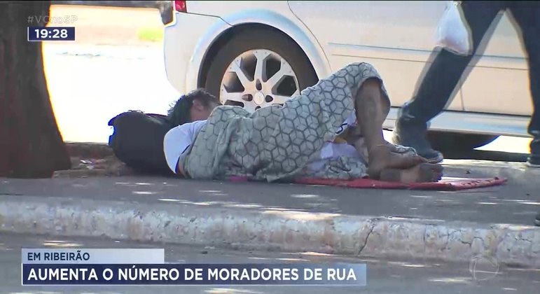 Mulher distribui 50 kg de banana a moradores de rua em Ribeirão Preto:  'Cada um faz sua parte', Ribeirão Preto e Franca