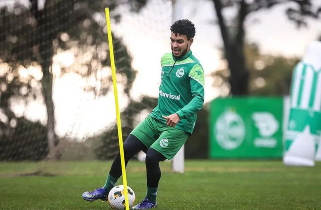 Assim como Cariús, Moraes, atualmente no Atlético-GO, é mais um alvo das investigações que prefere não ostentar nas redes sociais. O jogador não compartilha detalhes da vida pessoal e prefere focar a carreira do futebol