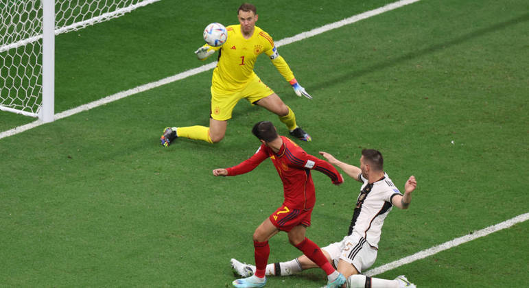 Morata chuta para abrir o placar para a Espanha no clássico contra a Alemanha na Copa do Mundo