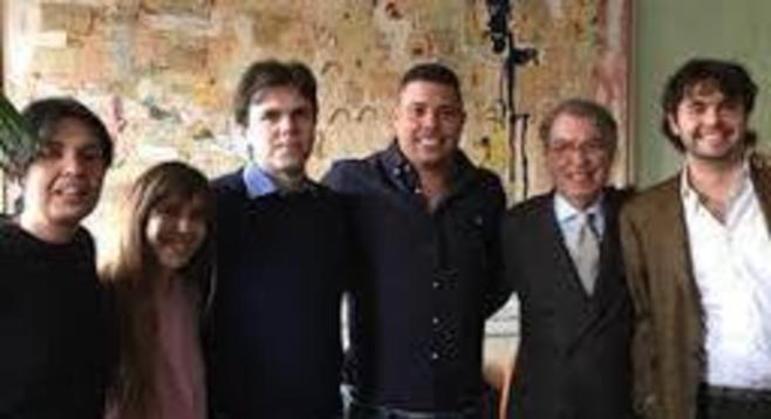 Ronaldo, com Massimo Moratti e seus filhos
