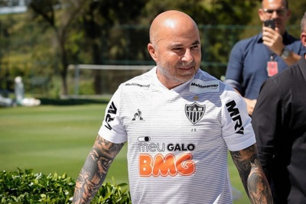 MORNO - O Atlético-MG segue de olho nos reforços pedidos pelo técnico Jorge Sampaoli. Porém, o clube fará 'quarentena' nas contratações para evitar gastos desnecessários nesta pausa forçada.