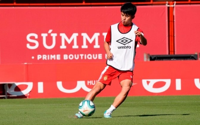 MORNO - O Paris Saint-Germain insiste na contratação do jovem Take Kubo, do Real Madrid, segundo o jornal “As”. O jovem, que está emprestado ao Mallorca, tem uma multa de 250 milhões de euros (RS 1,4 bilhão).