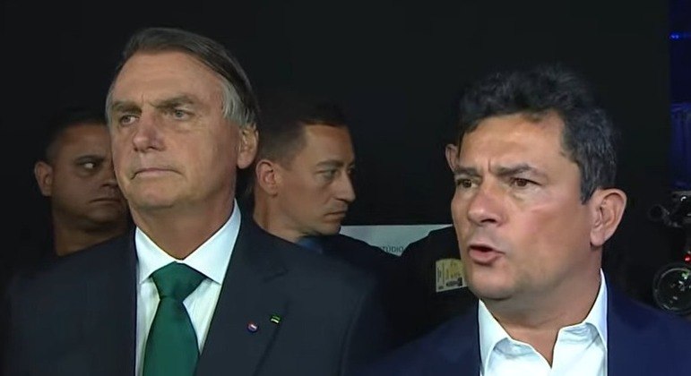 Jair Bolsonaro e Sergio Moro, juntos, durante debate da Band